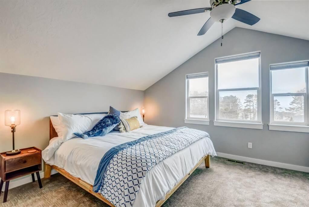 New Tri-Level Home With Ocean View And 3 En-Suite Bedrooms! Depoe Bay Exterior photo