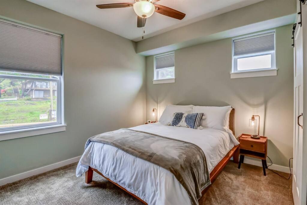 New Tri-Level Home With Ocean View And 3 En-Suite Bedrooms! Depoe Bay Exterior photo
