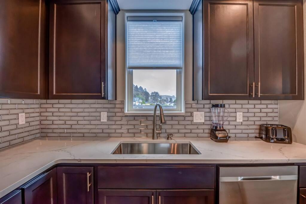 New Tri-Level Home With Ocean View And 3 En-Suite Bedrooms! Depoe Bay Exterior photo